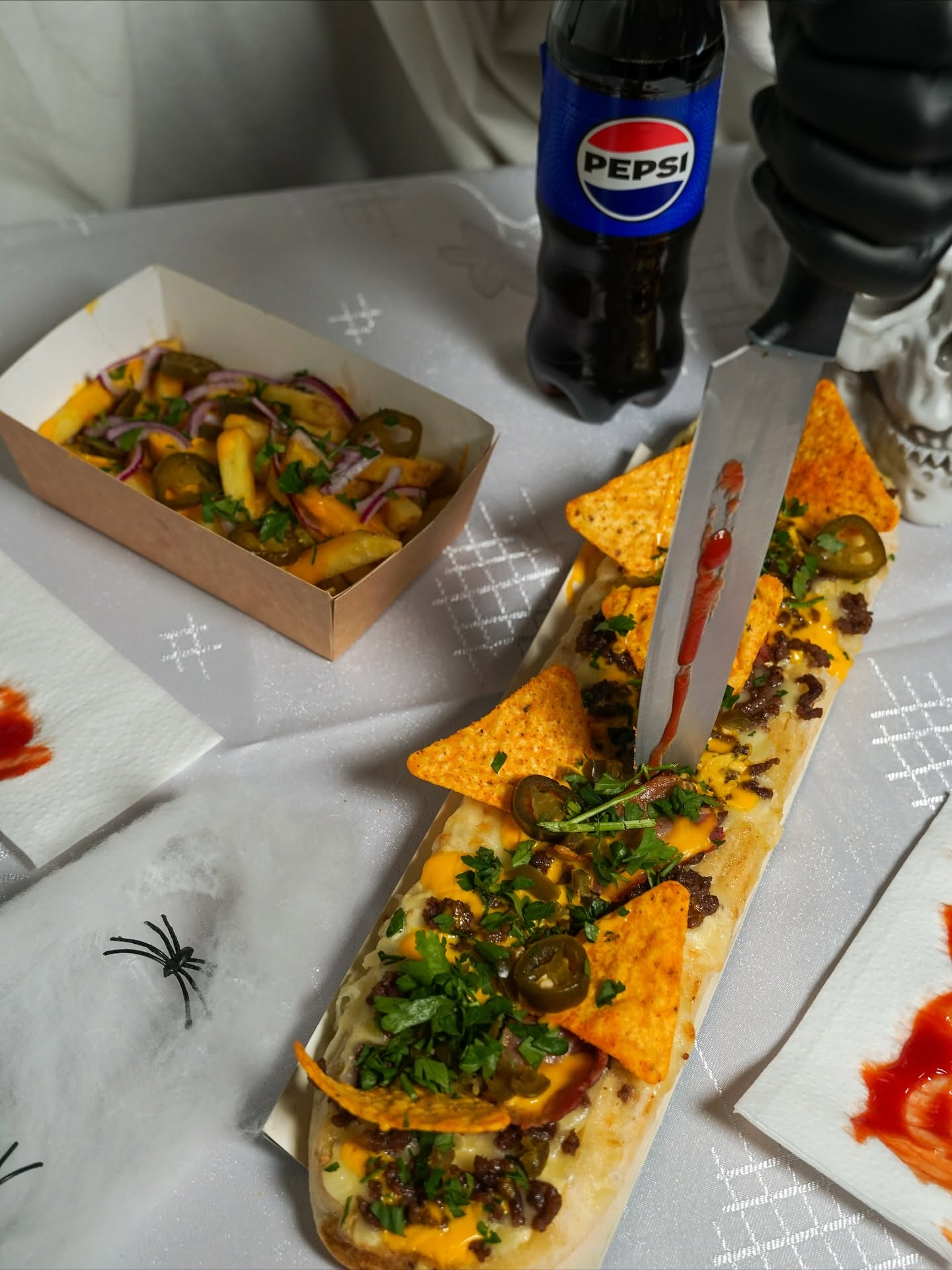 Zapiekanka z nachosami i sosem serowym